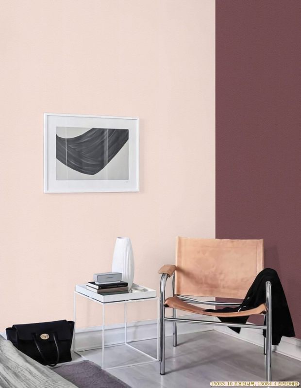 Bắt mắt với giấy dán tường gam màu cam nude nhã nhặn nhưng vẫn cực kỳ nổi bật